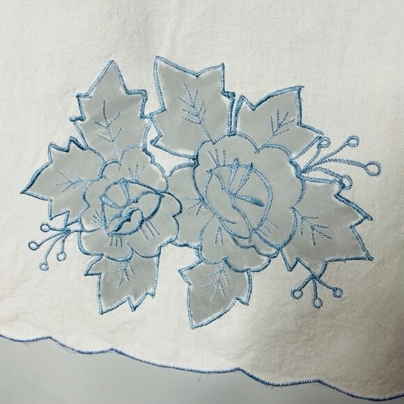 Lot 2 Vintage Linens Embroidered Tea Towels White Floral Design u - Picture 5 of 5